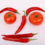 Gesicht aus Chilis und Tomaten