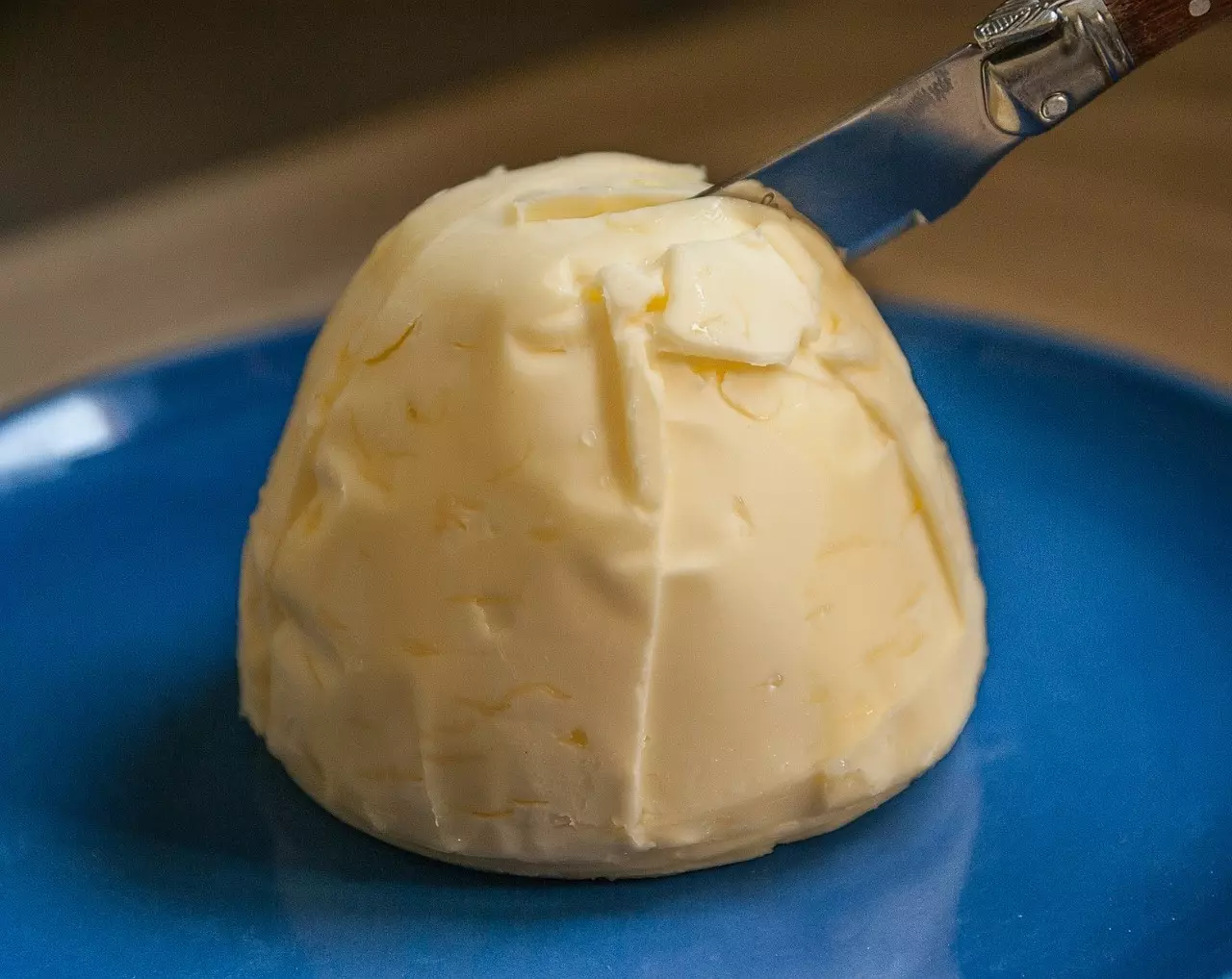Bild von Butter auf Untertasse